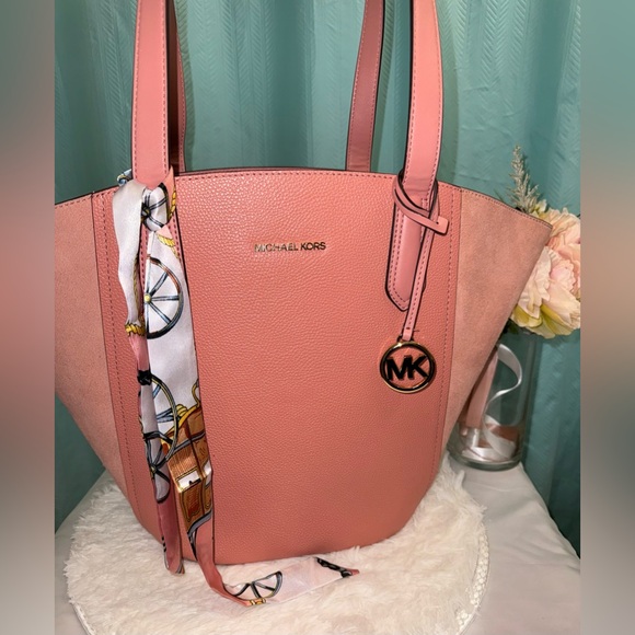 Michael Kors Large Pink Tote Bag - Picture 3 of 11